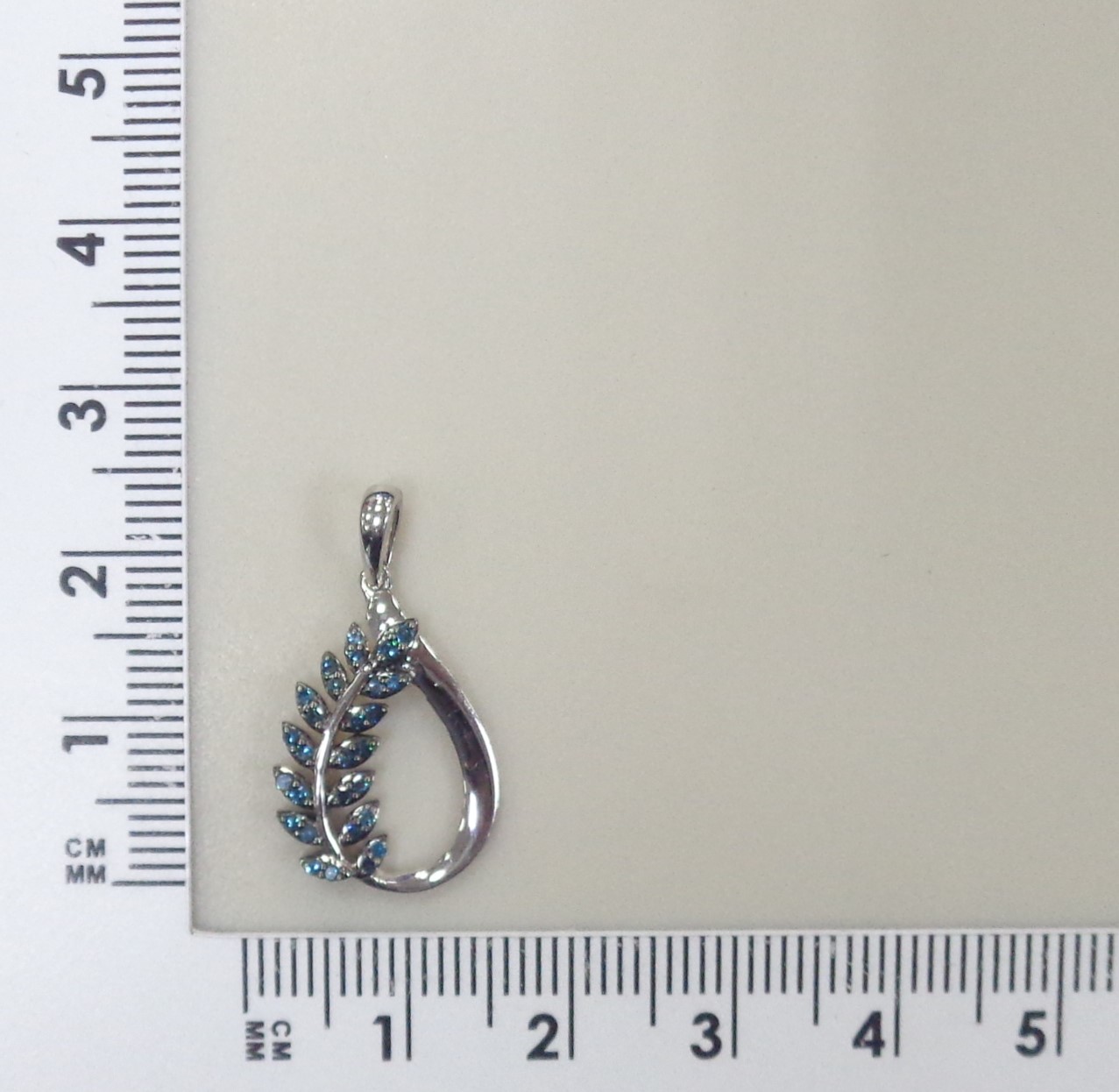 Серебряная подвеска с голубыми бриллиантами